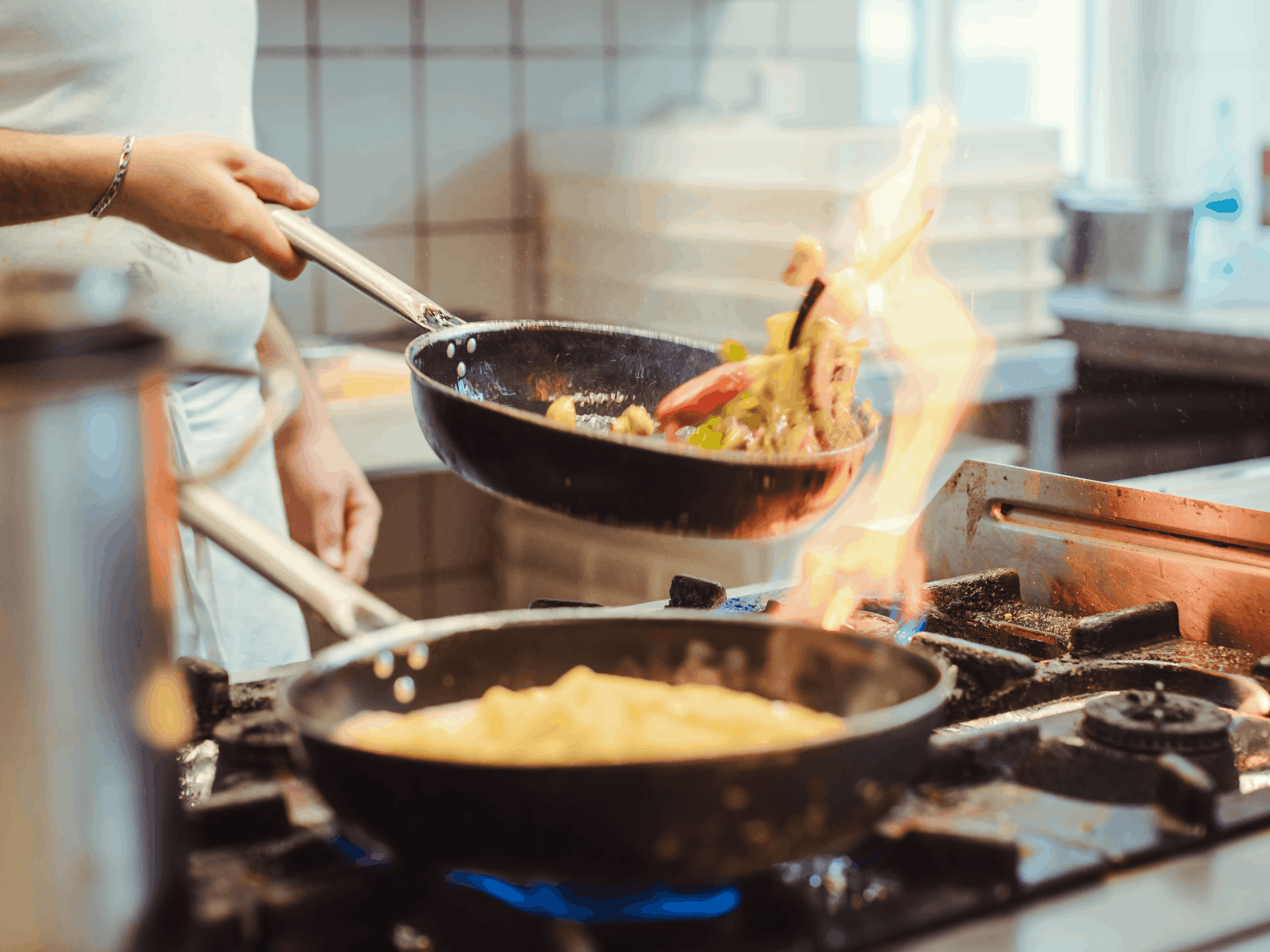 Koch kocht in einer professionellen Restaurantküche